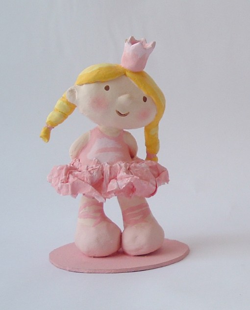 La bailarina de mi hermana, está hecha por piezas independientes y el vestido es de "servilleta" XD