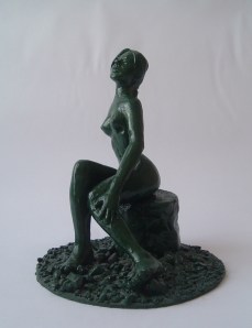 Esta la hice para un trabajo de la universidad, se me agrietó y rellené los espacios con yeso, al tener dos tonalidades distintas apliqué pintura blanca primero para luego dar dos capas de verde y por último lacar.