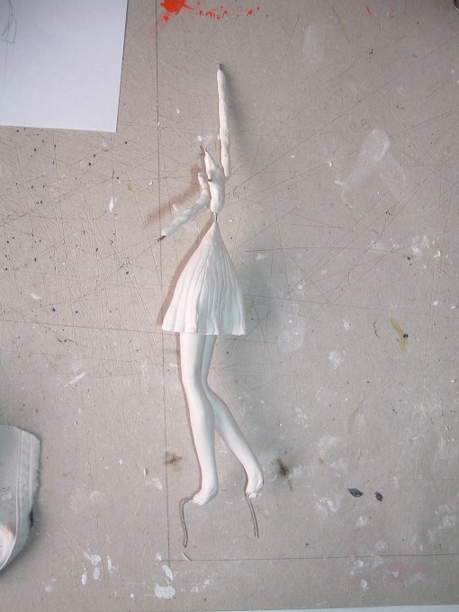 En la foto se puede ver la capa de pasta que rodea al esqueleto. Partí por las piernas, ya que necesitaba que endurecieran antes que el resto del cuerpo y seguí por la falda... suena raro.