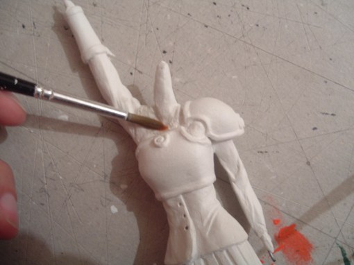 Para agregar los detalles una vez que la pasta se había secado, humedecí la superficie con un pincel (abundante agua) puse pasta fresca y modelé encima... espero no se salga ^^`