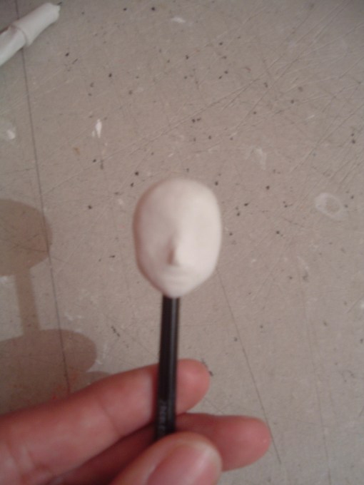 La cabeza, una esfera con un conito chato debajo