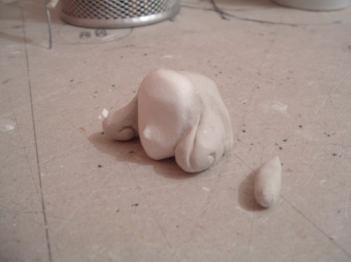 No fijé la cabeza al cuerpo para trabajar con menor dificultad el pelo