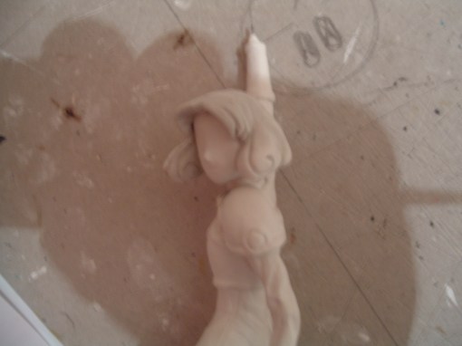 El mechón de pelo de la frente lo hice por separado para pegarlo una vez pintado el rostro y los ojos.