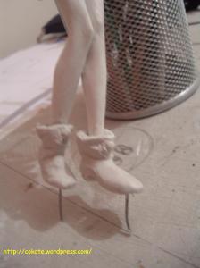 Estos son los botines, hay que prestar mucha atención a la forma de los pies, ya que deben quedar proprcional al resto del cuerpo... se aprecia que me quedó un poco grande el pie izquierdo ^^`