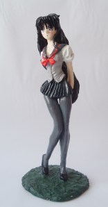 Rei, en esta figura las rodillas y tobillos se llevan todo el peso, se agrietaron y pegué con poxipol