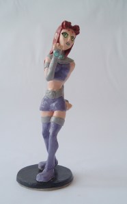 Al envolver el esqueleto de alambre con papel húmedo lograba dos cosas: reducir el peso y reducir un poquito las grietas