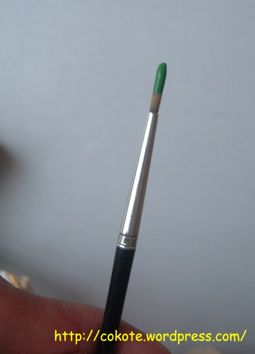 figura fuu pasta para modelar 029 C Recuerda pintar en sentidos opuestos y no llenar el pincel hasta la parte metálica, para evitar que manchar accidentalmente la figura.