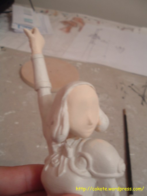 figura fuu pasta para modelar 030 Comencé pintando la cara, manos y piernas.