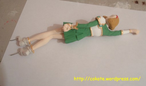 figura fuu pasta para modelar 034 Los detalles de la armadura los pinté con témpera metálica, de primera me gustó pero tiene inconvenientes, una vez seca se desprende un "polvo" brillante.