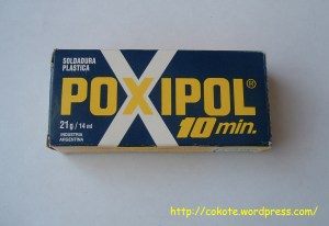 figura fuu pasta para modelar 037 A Para pegar el mechón de pelo, la figura y la espada a la base usé poxipol, ideal si es de ese transparente ;)