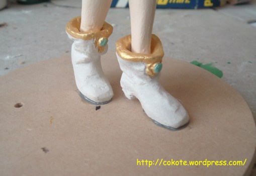 figura fuu pasta para modelar 038 Hay que retirar los excesos de pegamento de los costados de los pies.