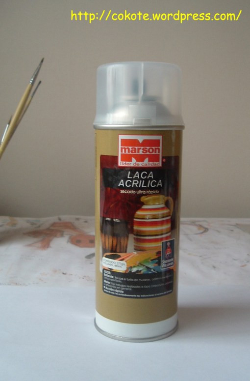 figura fuu pasta para modelar 043 A Una vez corregido todo, pasé a lacar, utilicé esta laca acrílica (hay una de envse negro que es mejor, según mi opinión)