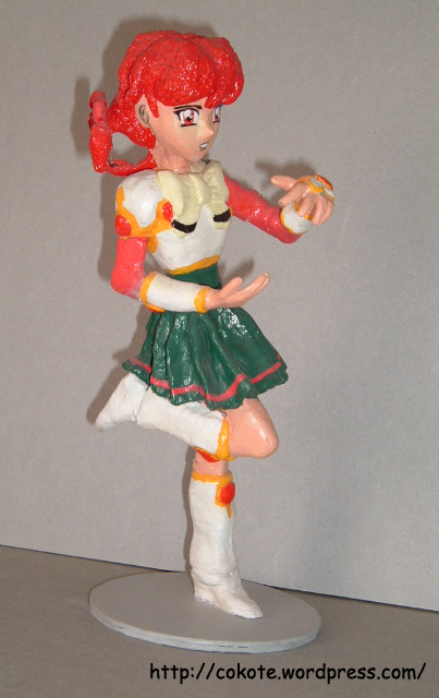 La pierna se rompió, no soportó el peso del resto del cuerpo. La greda y la arcilla son bastante pesadas en comparación a la pasta para modelar das.