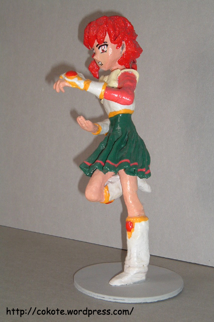 La base de cartón piedra la pegué con cola fría, quedó tan firme que no se desprendió nunca de la base, ni siquiera cuando la pierna se rompió.