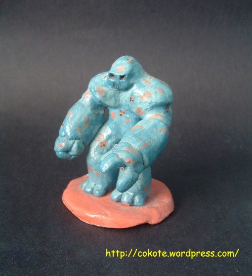 Esta es una figurita de arcilla sin esqueleto de alambre.